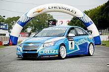 Weltmeister Yvan Muller trägt 2011 die 1 auf seinem blauen Cruze. Foto: Chevrolet/Auto-Reporter.NET